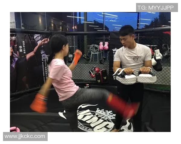 踢足球的人的丁丁与运动激情交织的奇妙故事